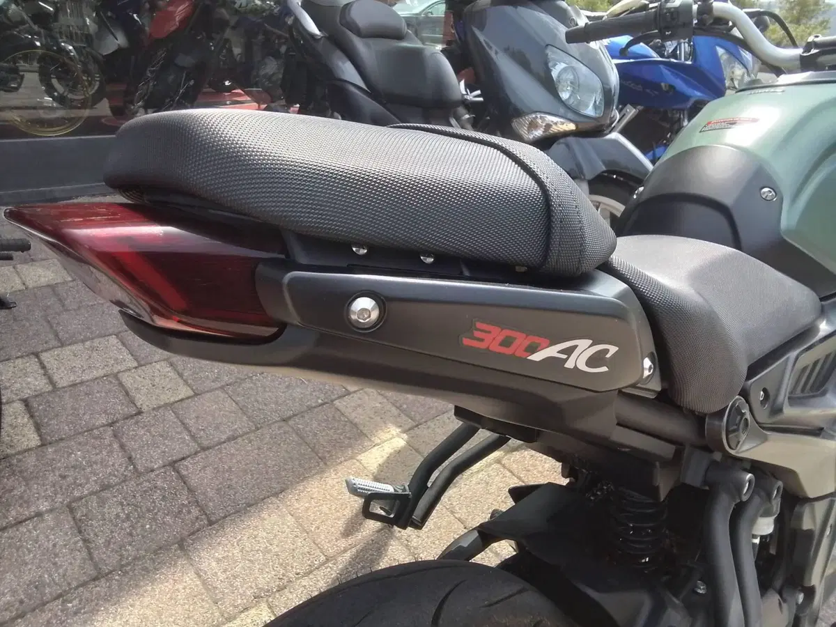 Voge Trofeo 300AC (2021 - 26) (11)