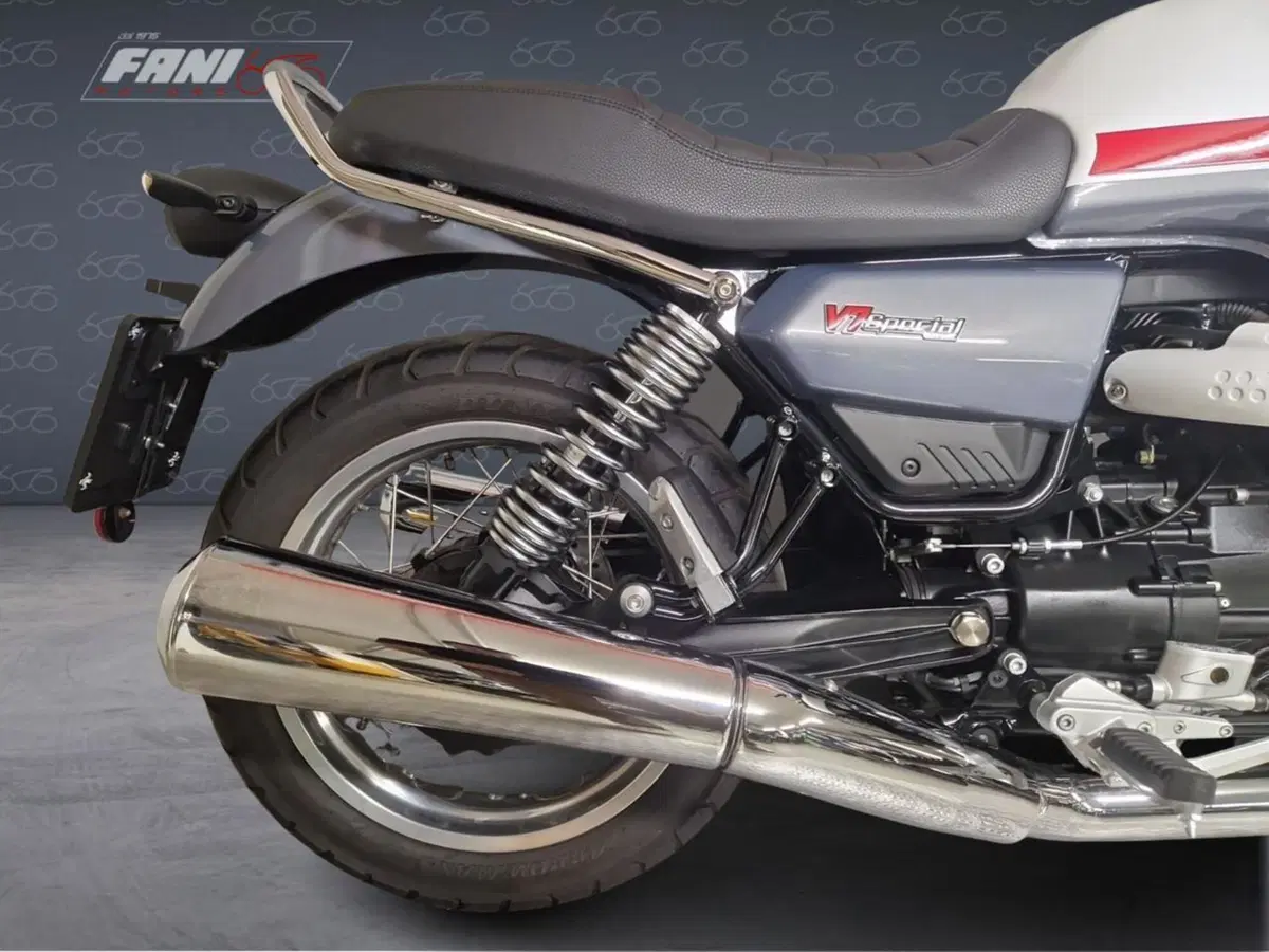 Moto Guzzi V7 Special (2021 - 24) (5)