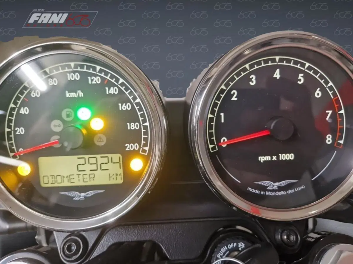 Moto Guzzi V7 Special (2021 - 24) (8)