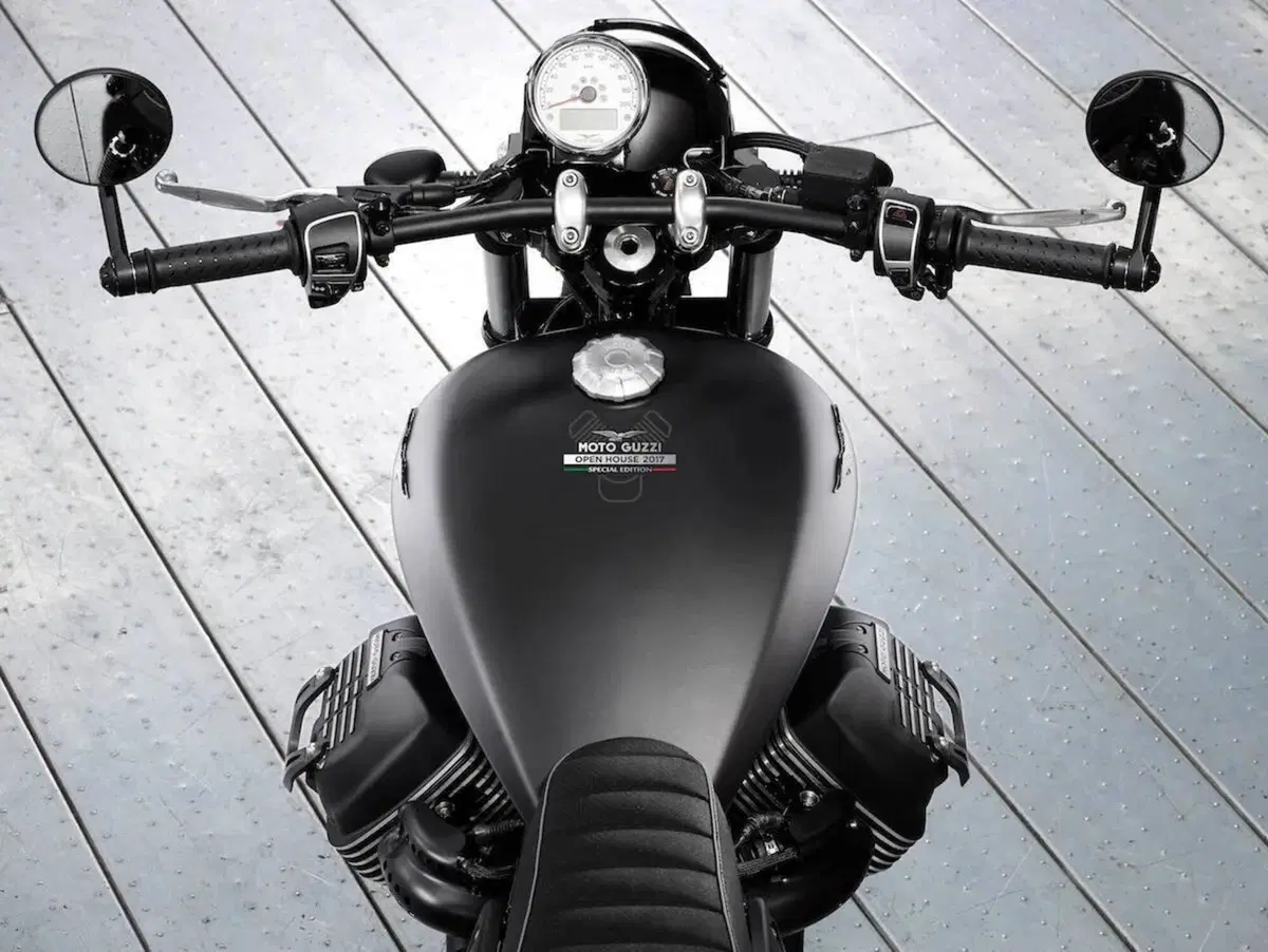 Moto Guzzi V9 Bobber (2021 - 25)
