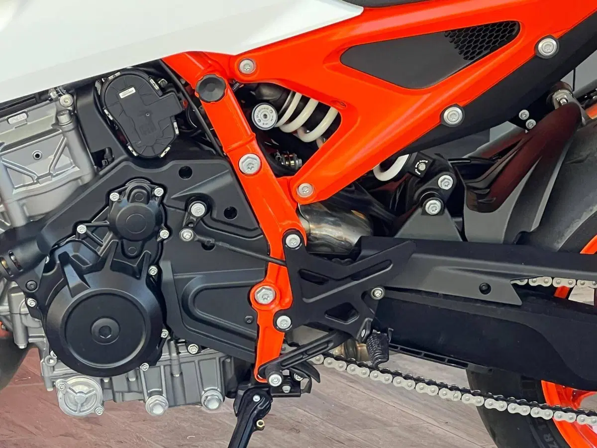 KTM 990 Duke R (2026) (10)
