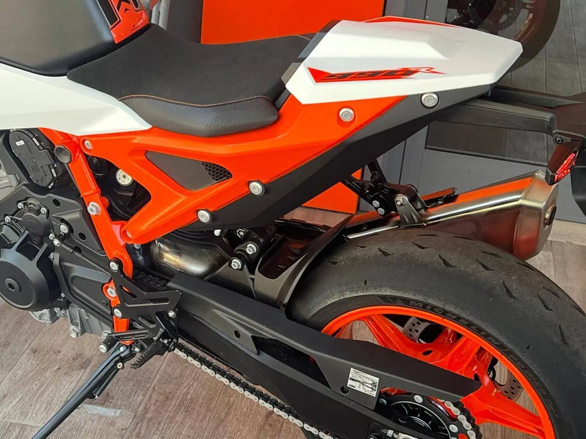 KTM 990 Duke R (2026) (11)