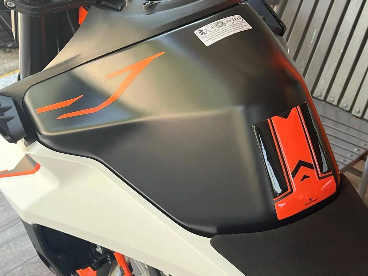 KTM 990 Duke R (2026) (13)