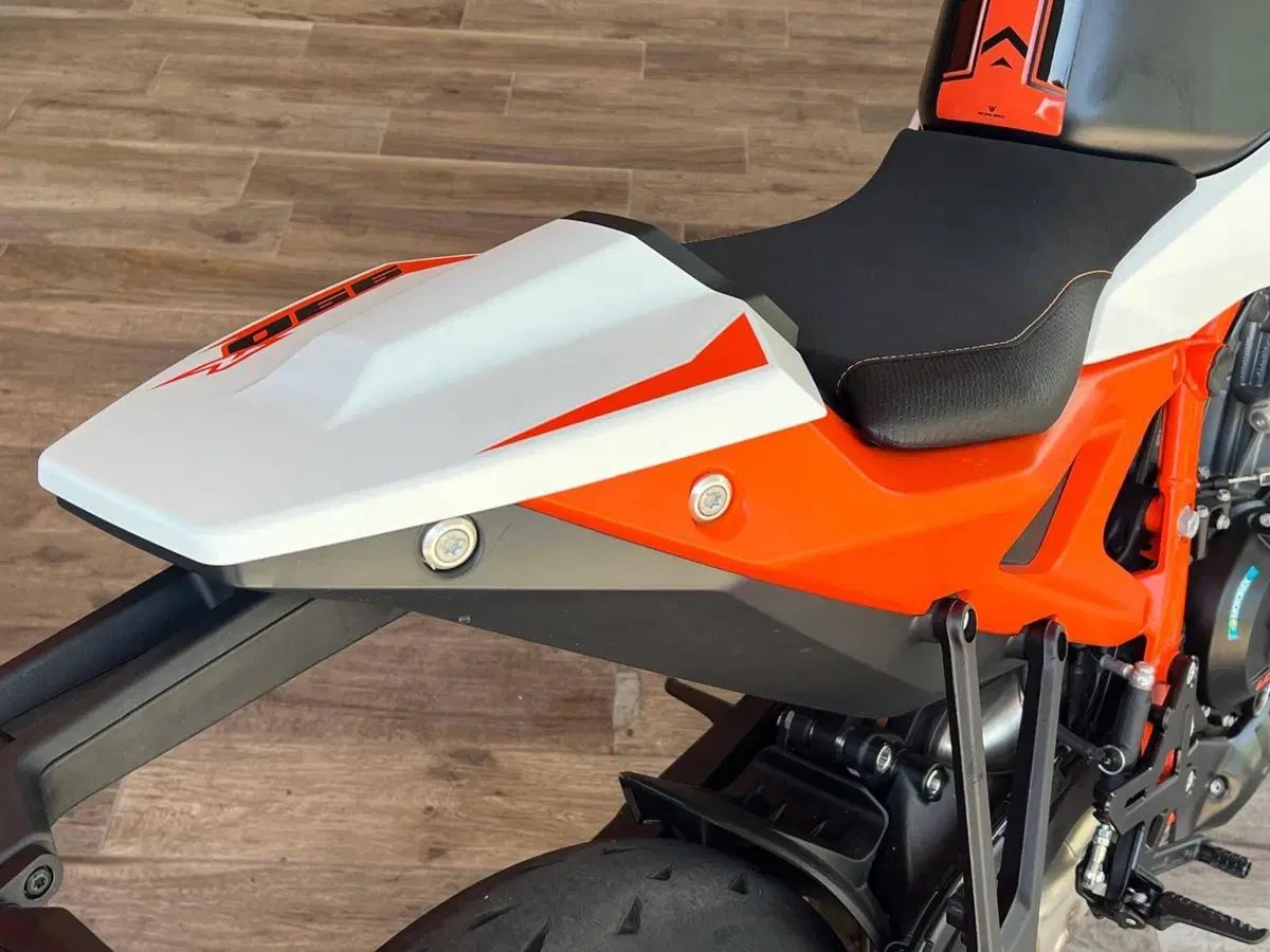 KTM 990 Duke R (2026) (14)