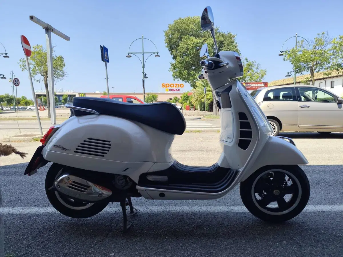 Vespa GTS 300 Super Hpe (2018 - 19) (2)