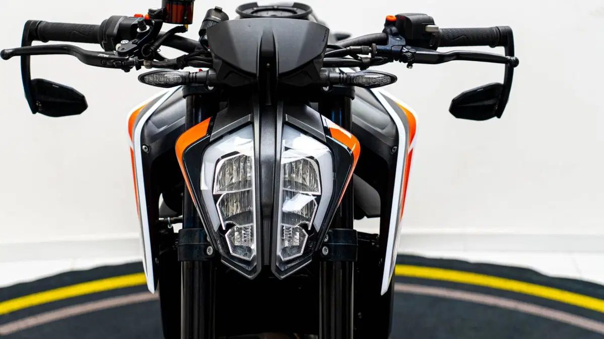 KTM 890 Duke R (2020) (10)
