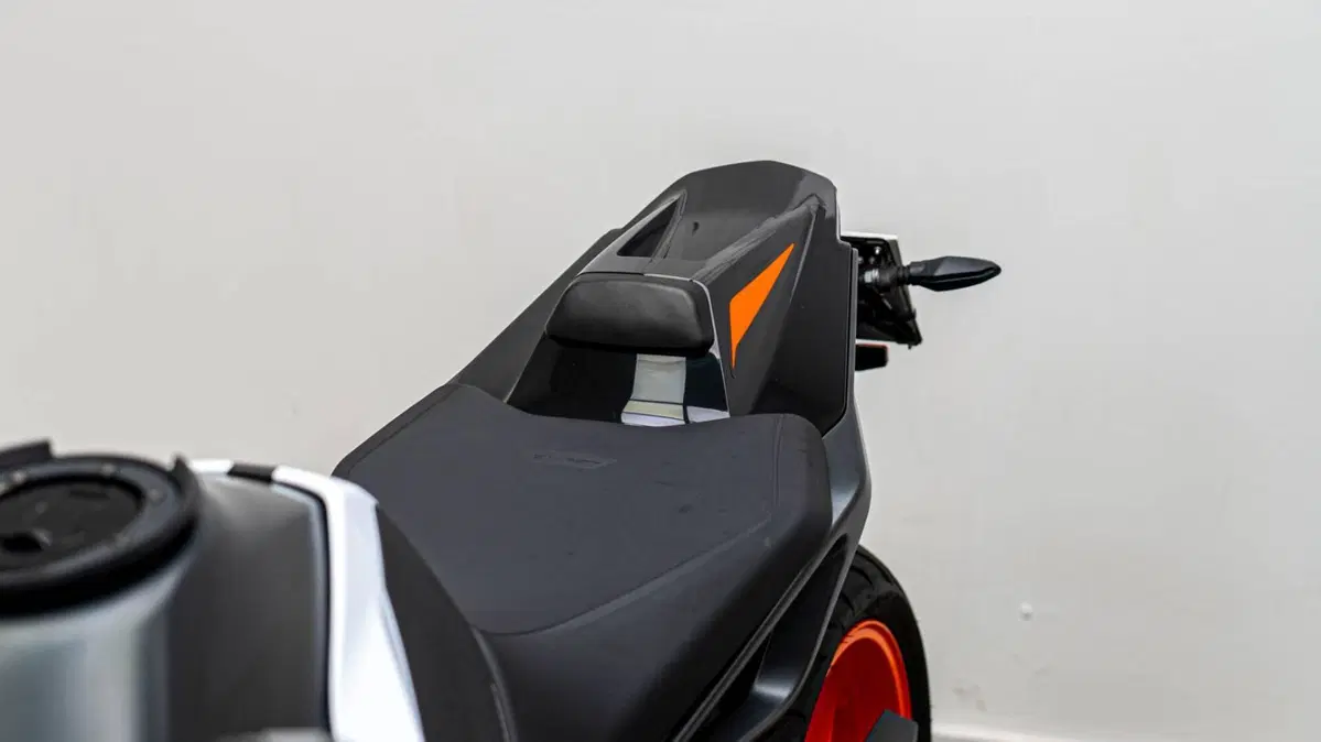 KTM 890 Duke R (2020) (11)