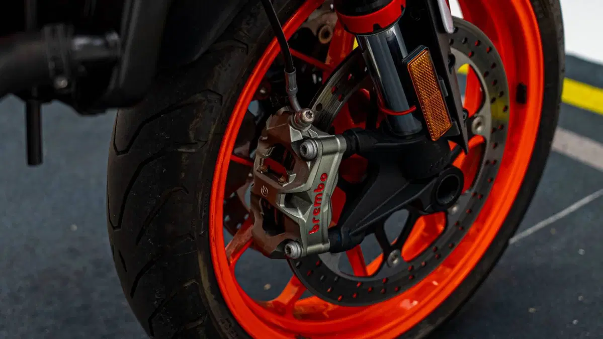 KTM 890 Duke R (2020) (15)