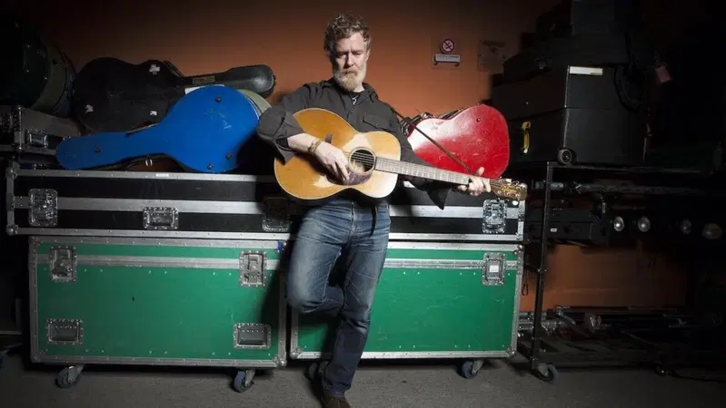 &Egrave; morto Glen Hansard. L'artista premio Oscar ha perso la vita in un incidente in moto