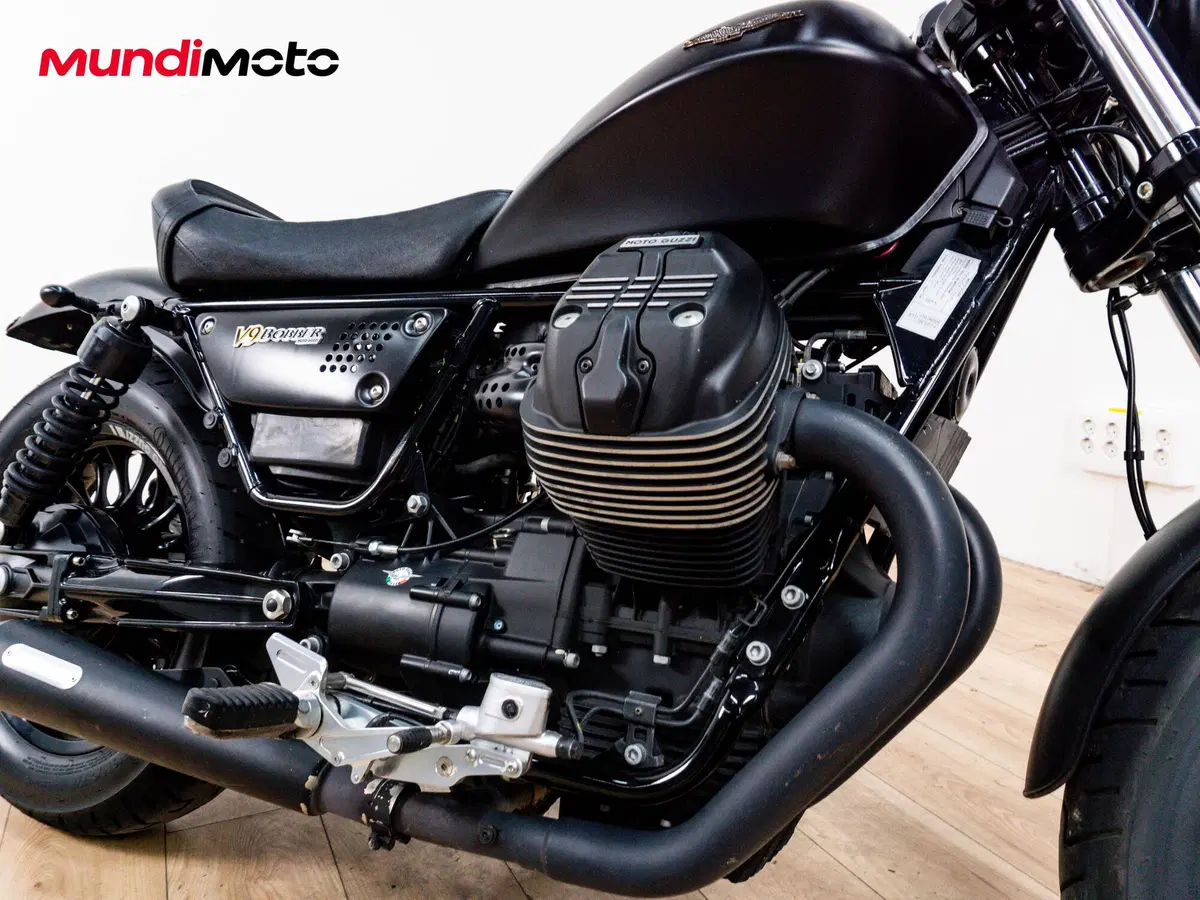 Moto Guzzi V9 Bobber (2016 - 18) (5)