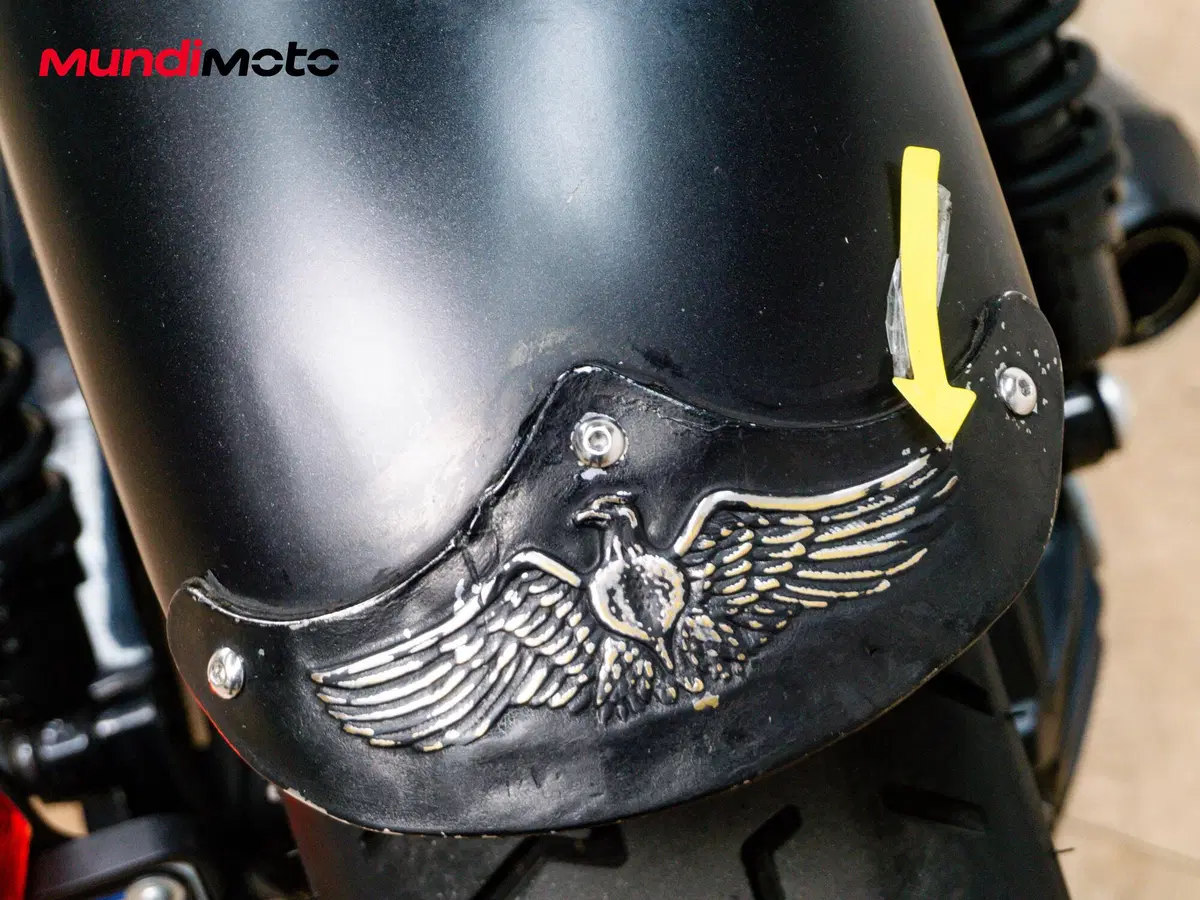 Moto Guzzi V9 Bobber (2016 - 18) (14)