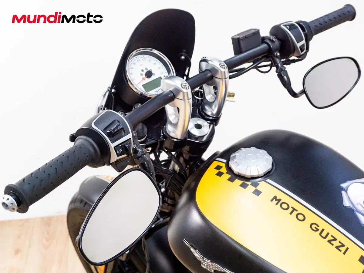 Moto Guzzi V9 Bobber (2016 - 18) (11)