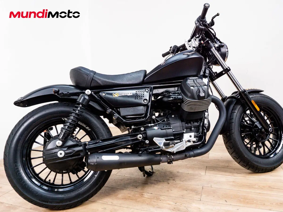 Moto Guzzi V9 Bobber (2016 - 18) (3)