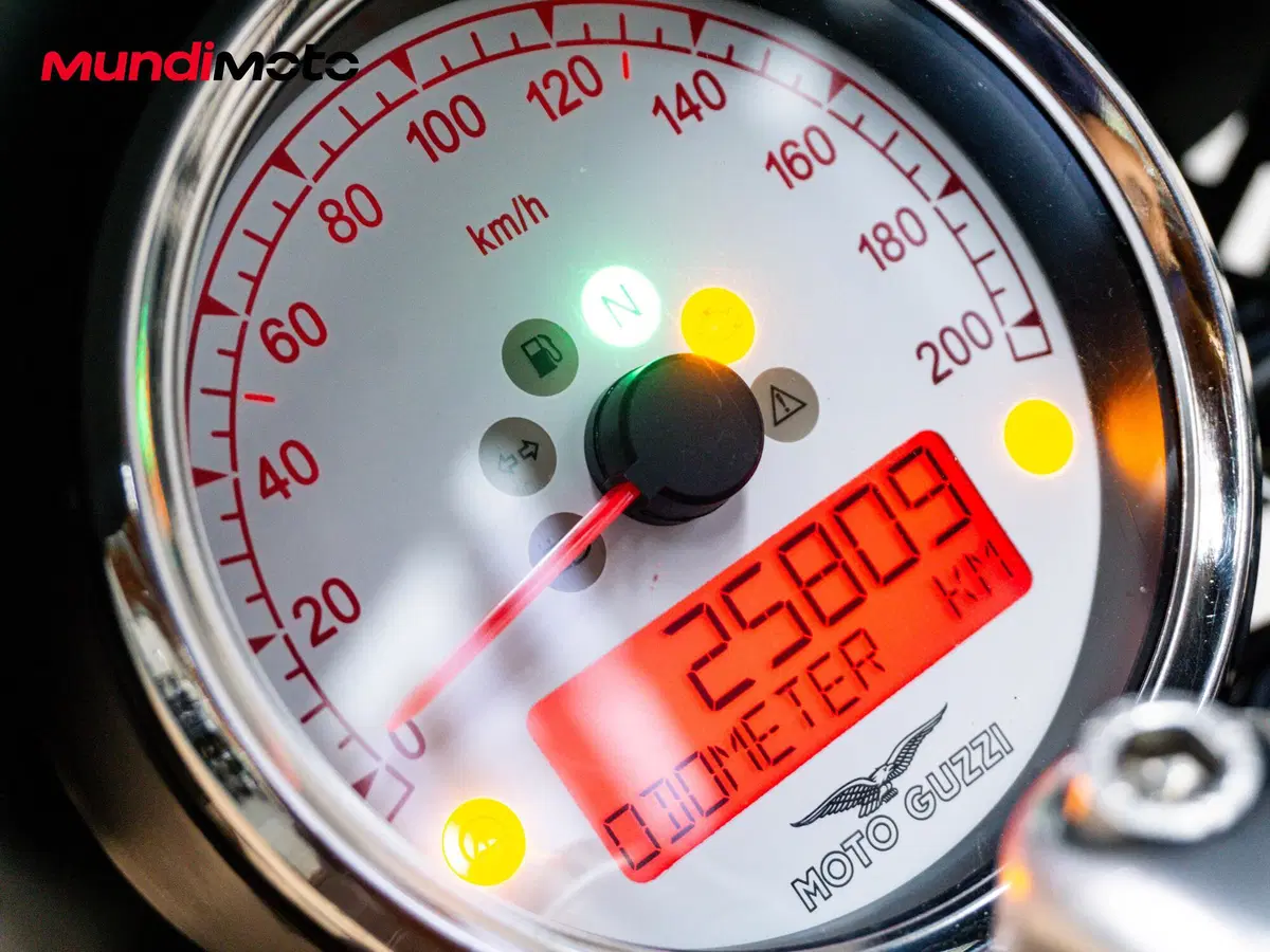 Moto Guzzi V9 Bobber (2016 - 18) (12)