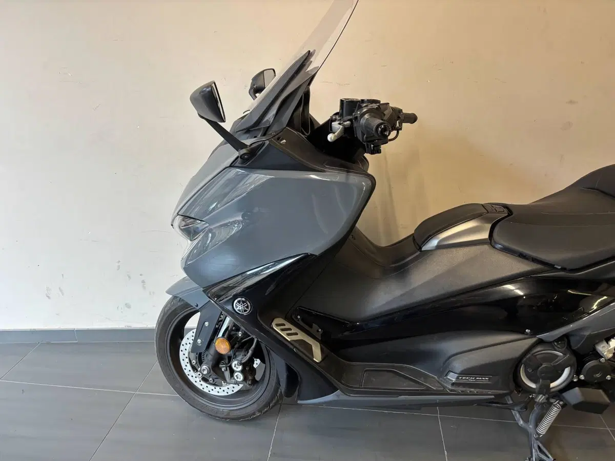 Yamaha T-Max 560 Tech Max (2021) (2)