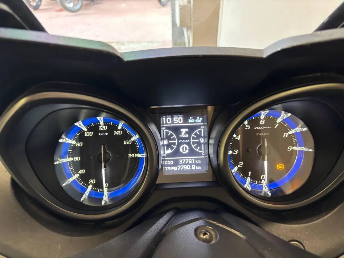 Yamaha T-Max 560 Tech Max (2021) (4)