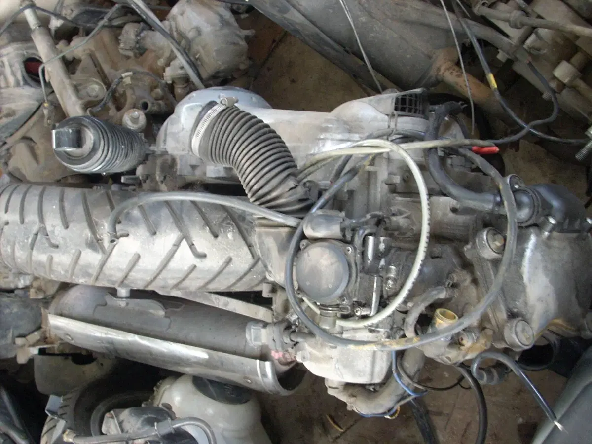 Bauletto e Motore Usati Aprilia Scarabeo 125 200 2 (3)