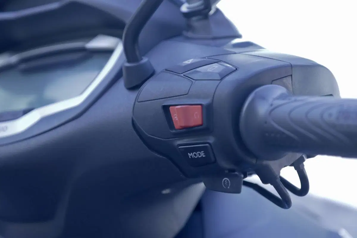 Piaggio Beverly 300 Hpe (2021) (14)