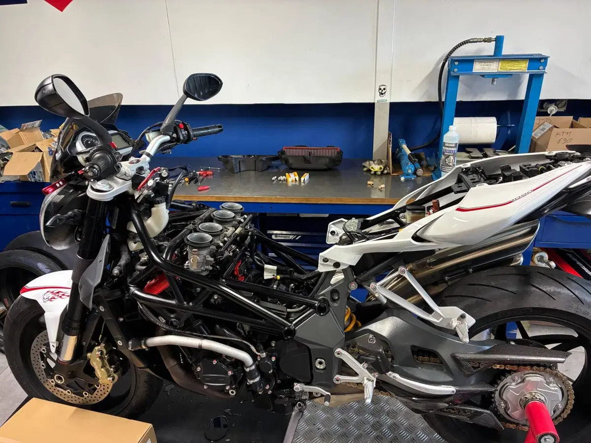 MV Agusta Brutale 1090 R (2012 - 15) (9)