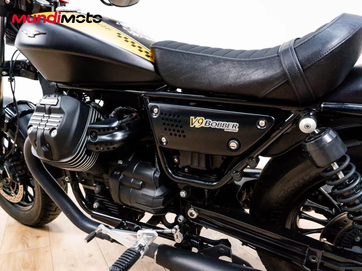Moto Guzzi V9 Bobber (2016 - 18) (10)