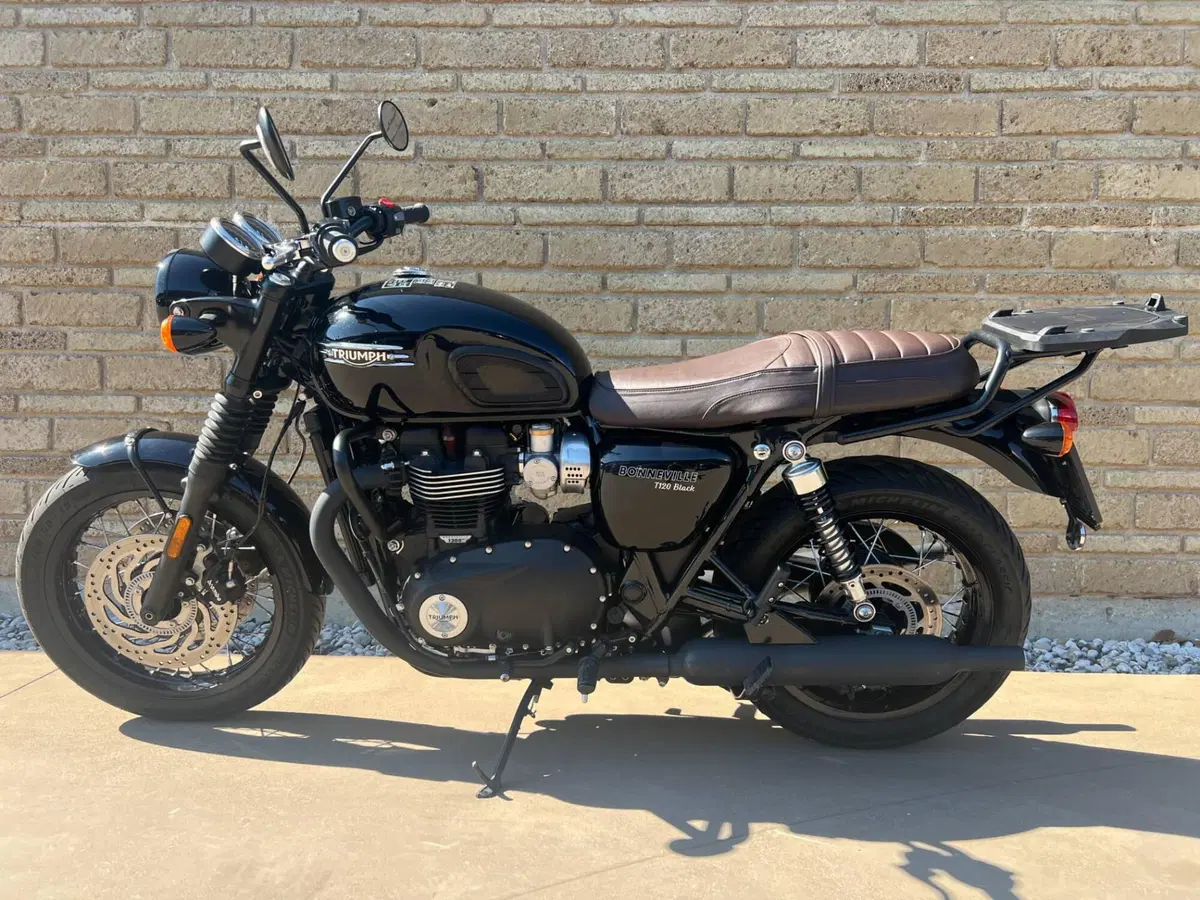 Triumph Bonneville T120 Black (2021 - 25) (14)
