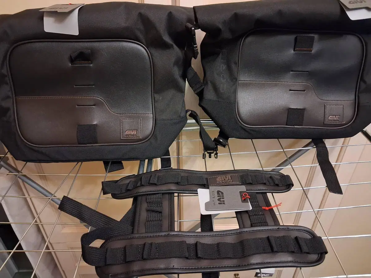 Borse da moto e fascia soprasella Givi