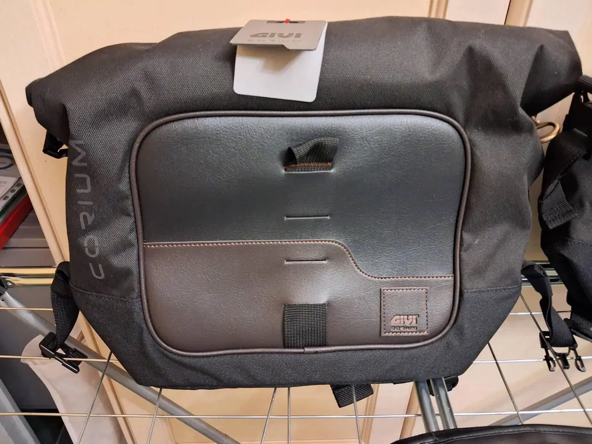 Borse da moto e fascia soprasella Givi (2)