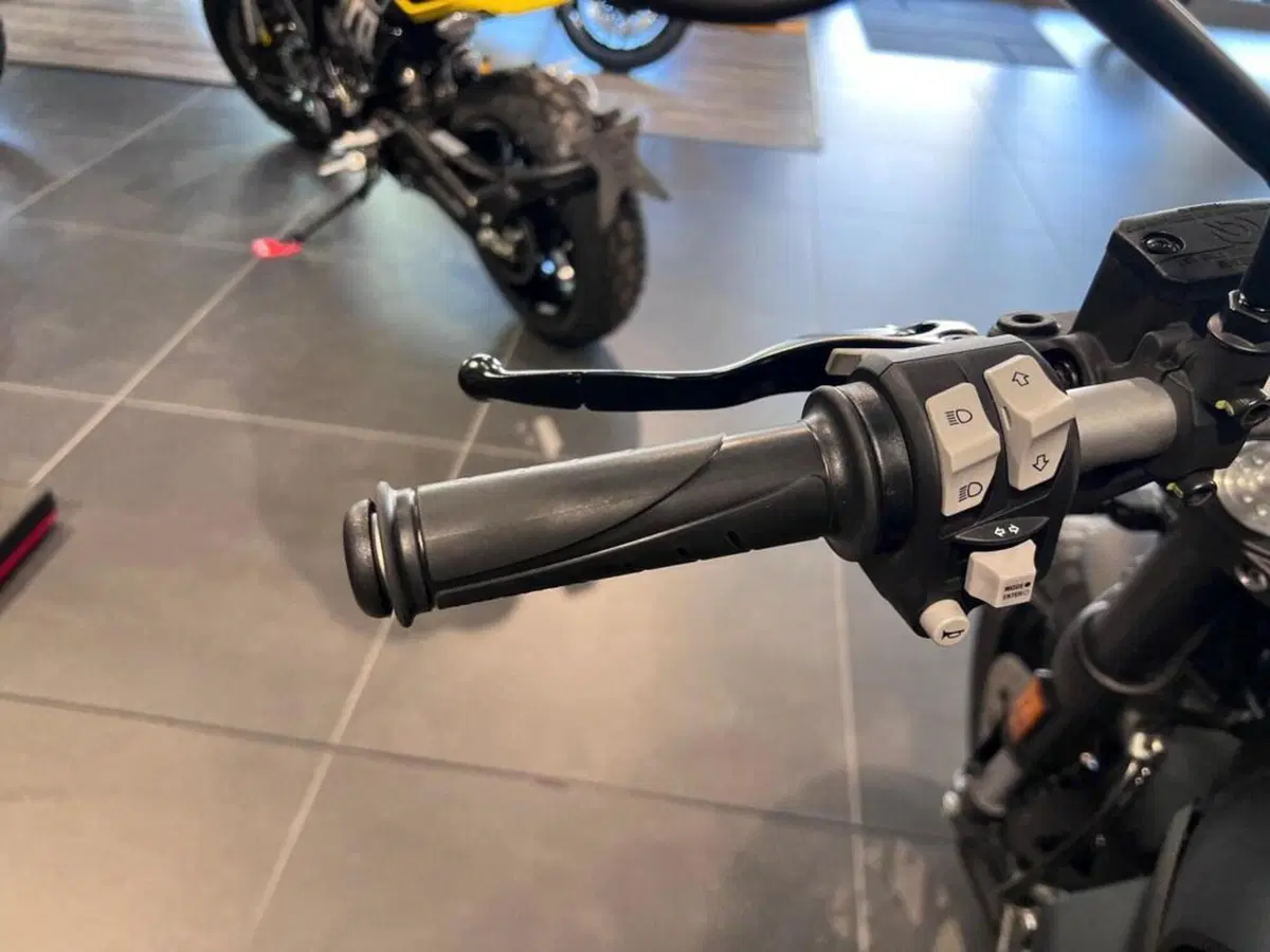 Ducati Scrambler 800 Icon Dark (2025 - 26) (11)