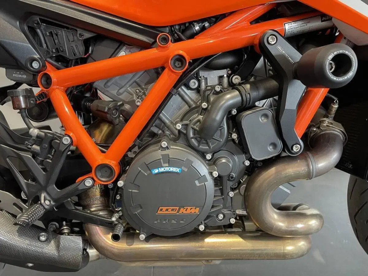 KTM 1290 Super Duke R (2021) (5)