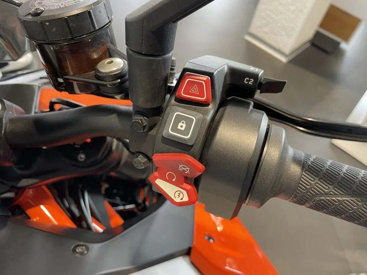 KTM 1290 Super Duke R (2021) (9)