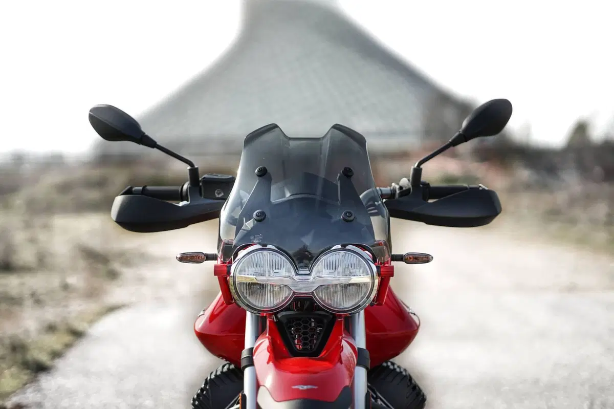 Moto Guzzi V85 TT Evocative Graphics (2021 - 23) (3)