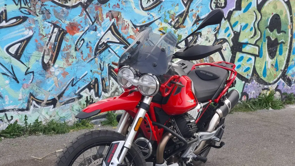 Moto Guzzi V85 TT Evocative Graphics (2021 - 23) (8)