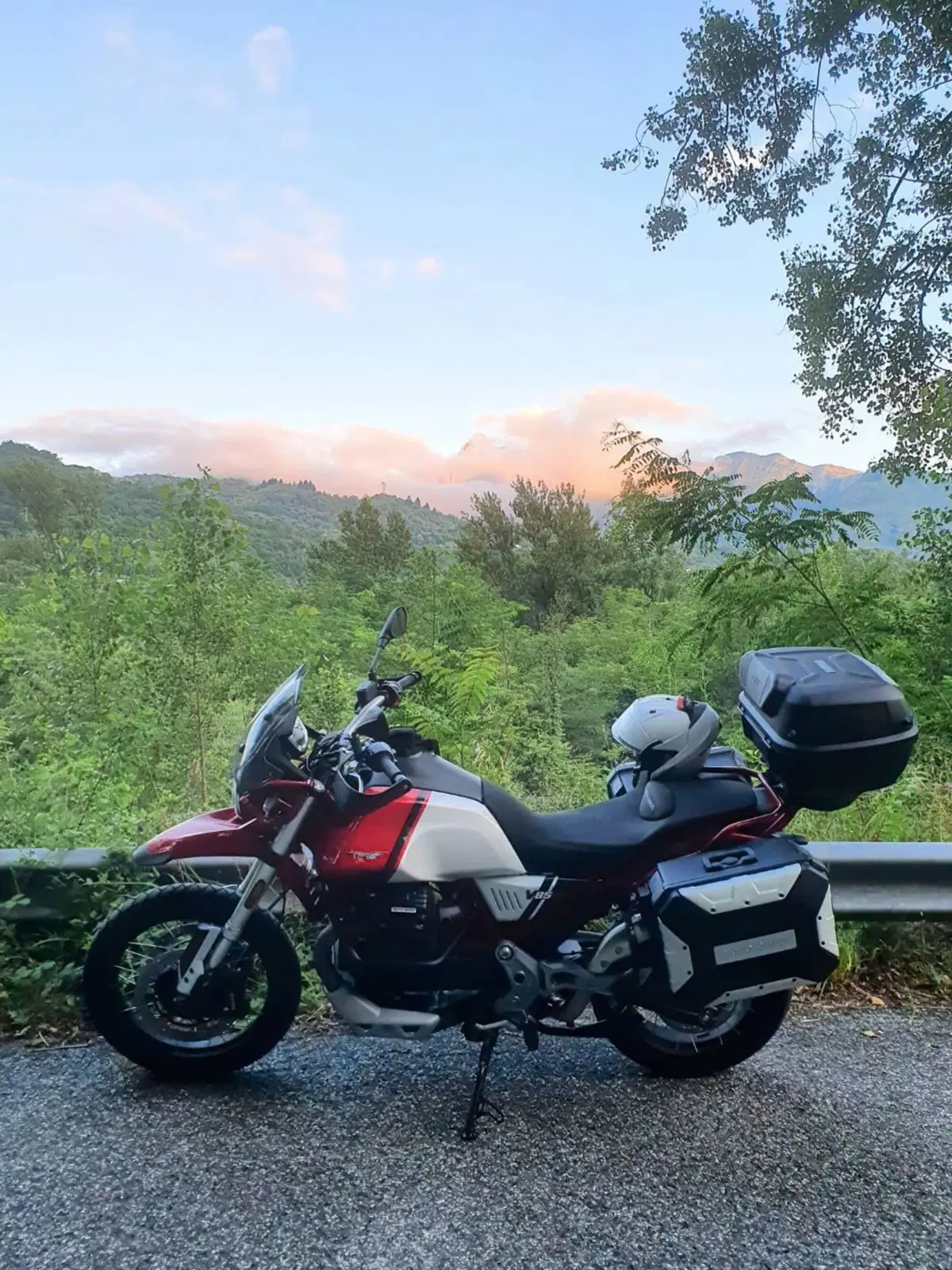 Moto Guzzi V85 TT Evocative Graphics (2021 - 23) (7)