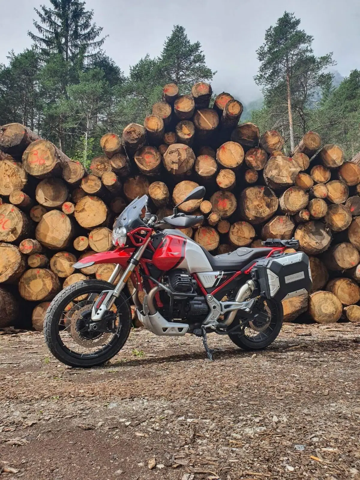 Moto Guzzi V85 TT Evocative Graphics (2021 - 23) (9)