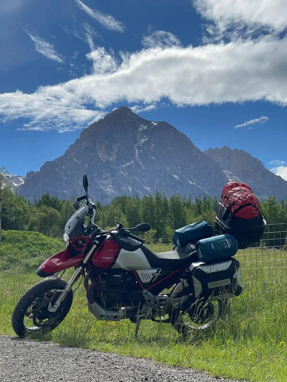 Moto Guzzi V85 TT Evocative Graphics (2021 - 23) (2)