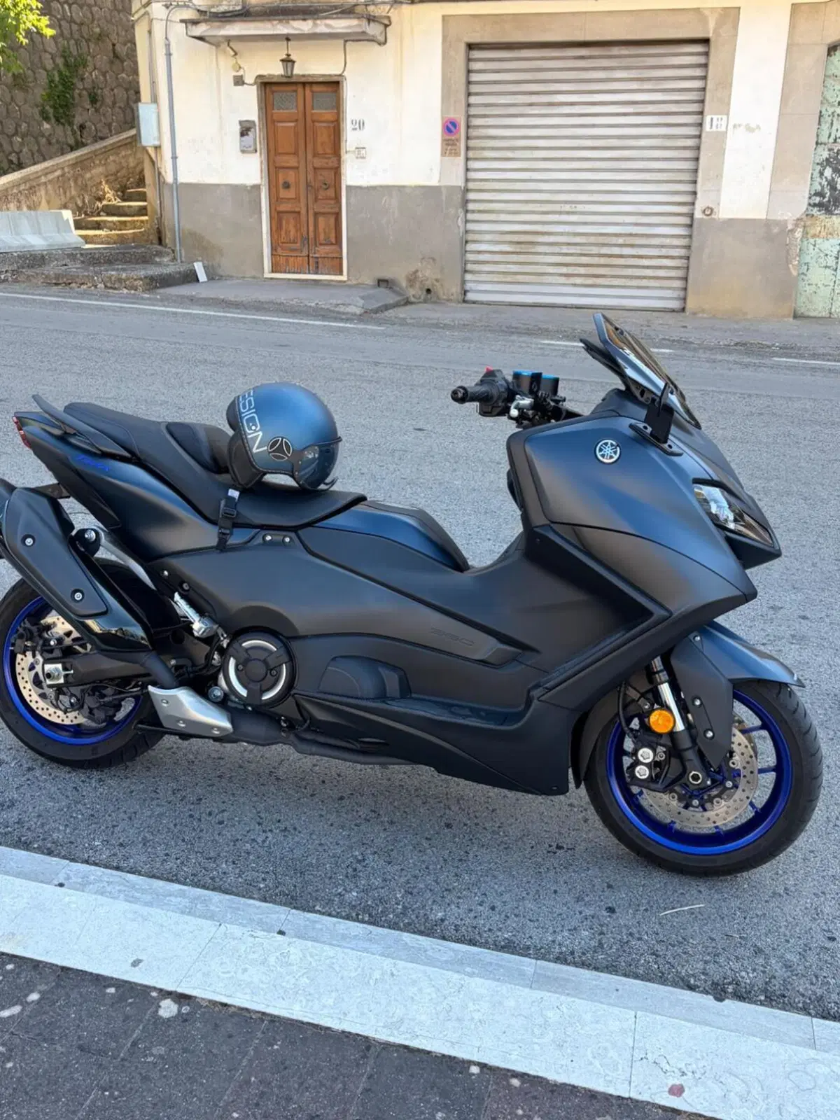 Yamaha T-Max 560 (2022 - 24) (4)