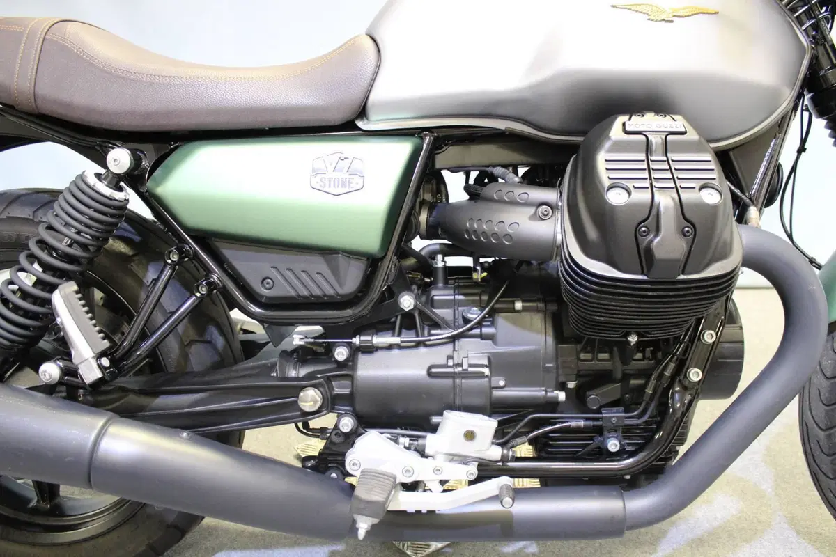 Moto Guzzi V7 Stone Centenario (2021 - 22) (9)
