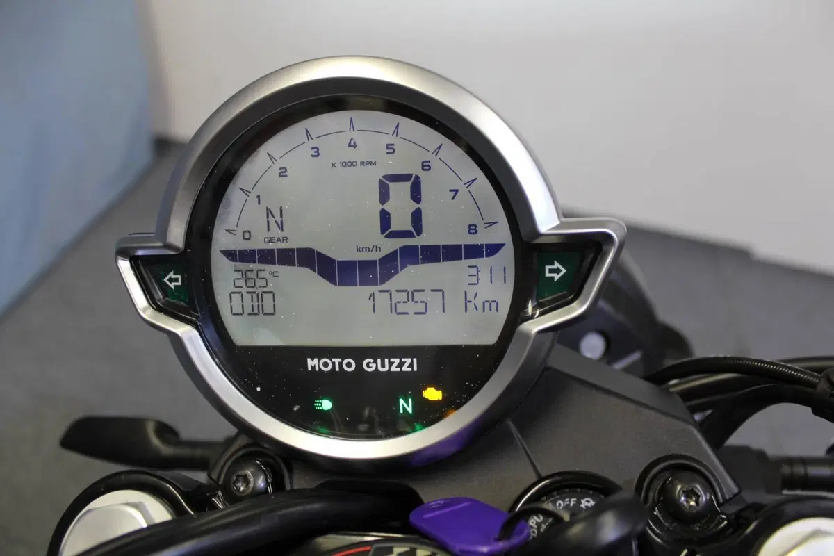 Moto Guzzi V7 Stone Centenario (2021 - 22) (3)