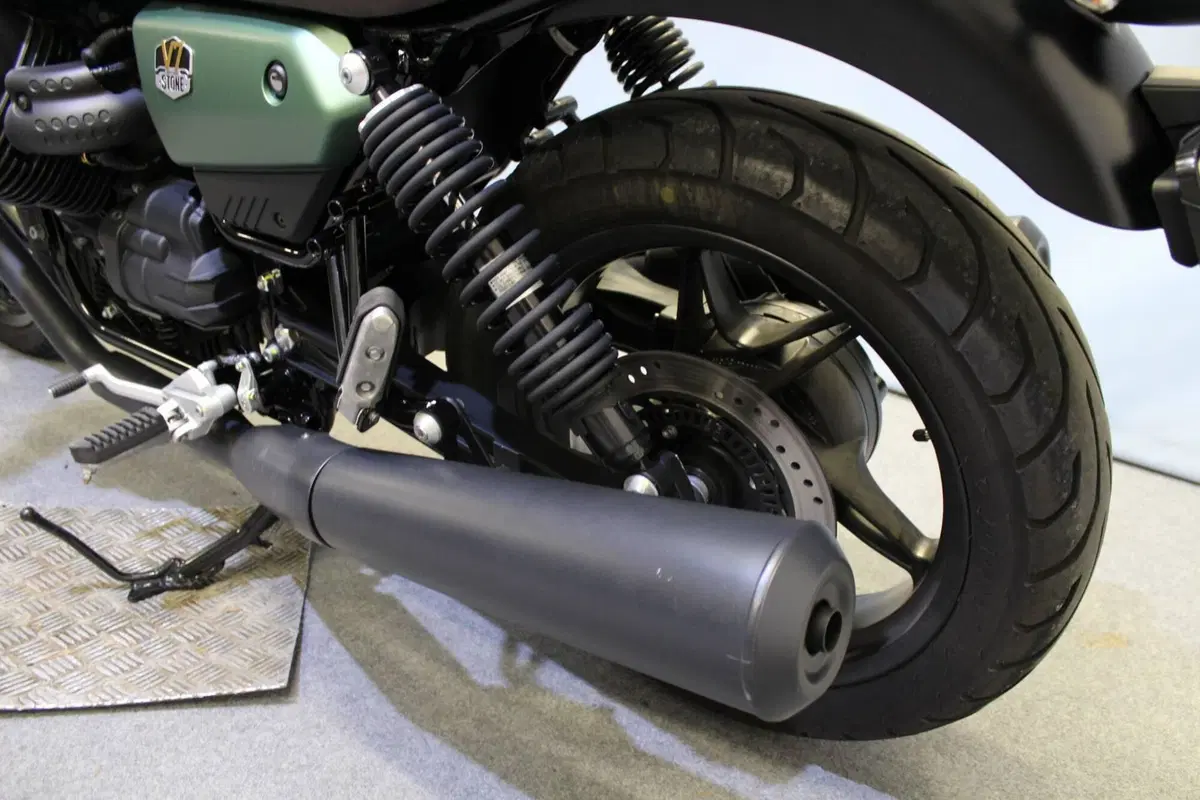 Moto Guzzi V7 Stone Centenario (2021 - 22) (15)