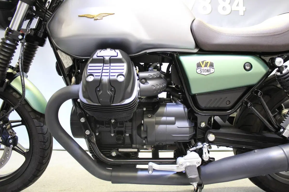 Moto Guzzi V7 Stone Centenario (2021 - 22) (16)