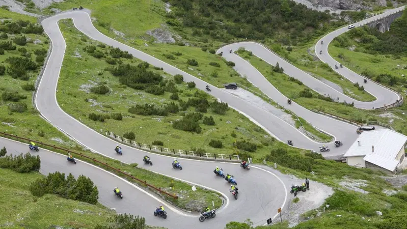 Caldo record: cinque strade in moto per sfuggire all'afa dell'estate [VIDEO]