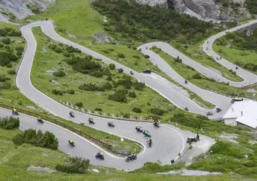 Caldo record: cinque strade in moto per sfuggire all'afa dell'estate [VIDEO]