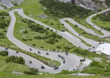 Caldo record: cinque strade in moto per sfuggire all'afa dell'estate [VIDEO]