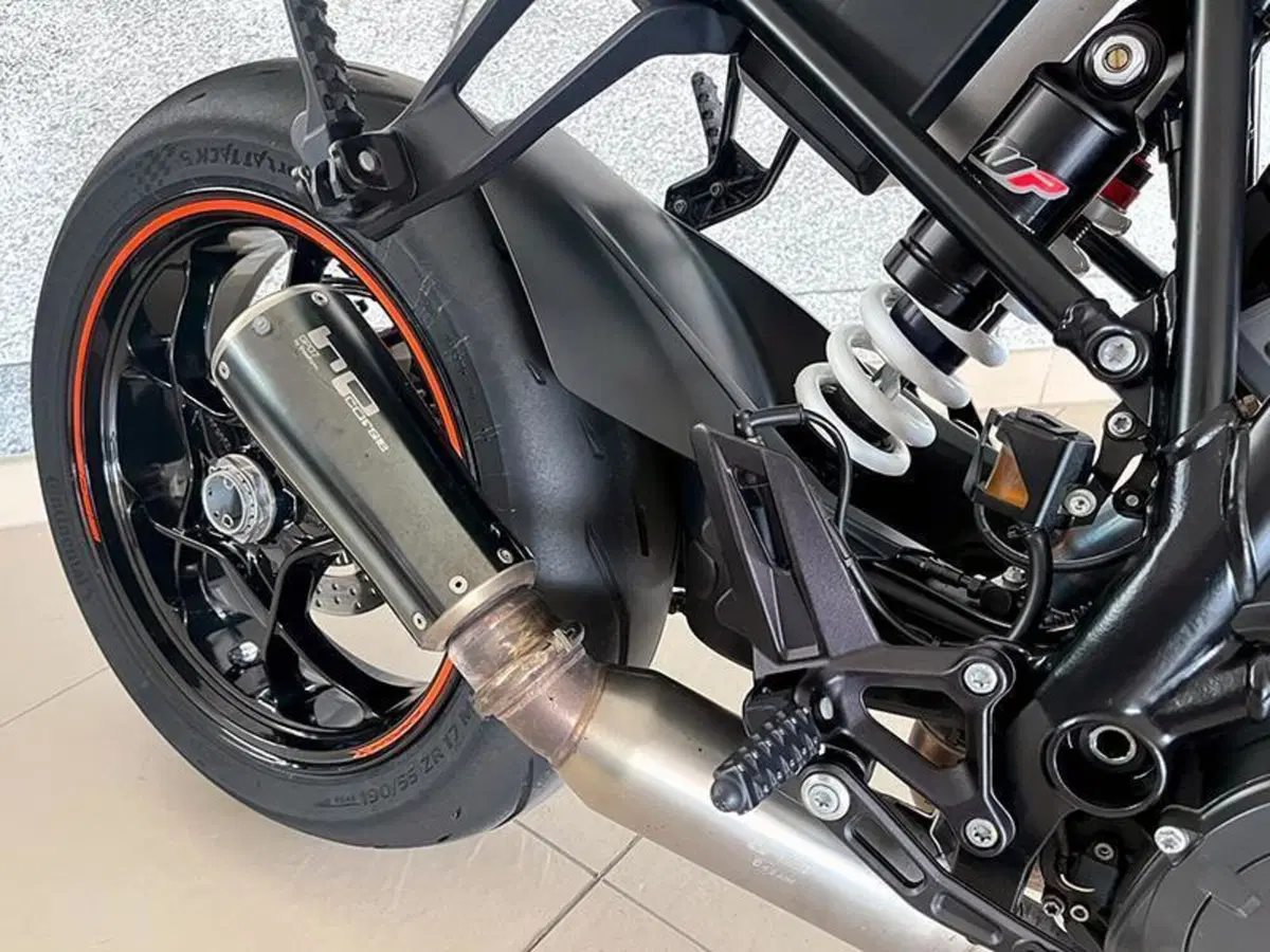 KTM 1290 Super Duke R (2019) (3)
