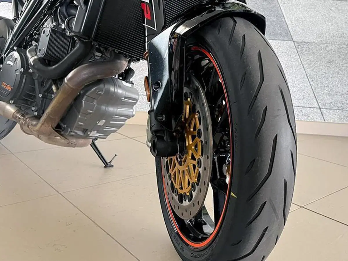 KTM 1290 Super Duke R (2019) (4)
