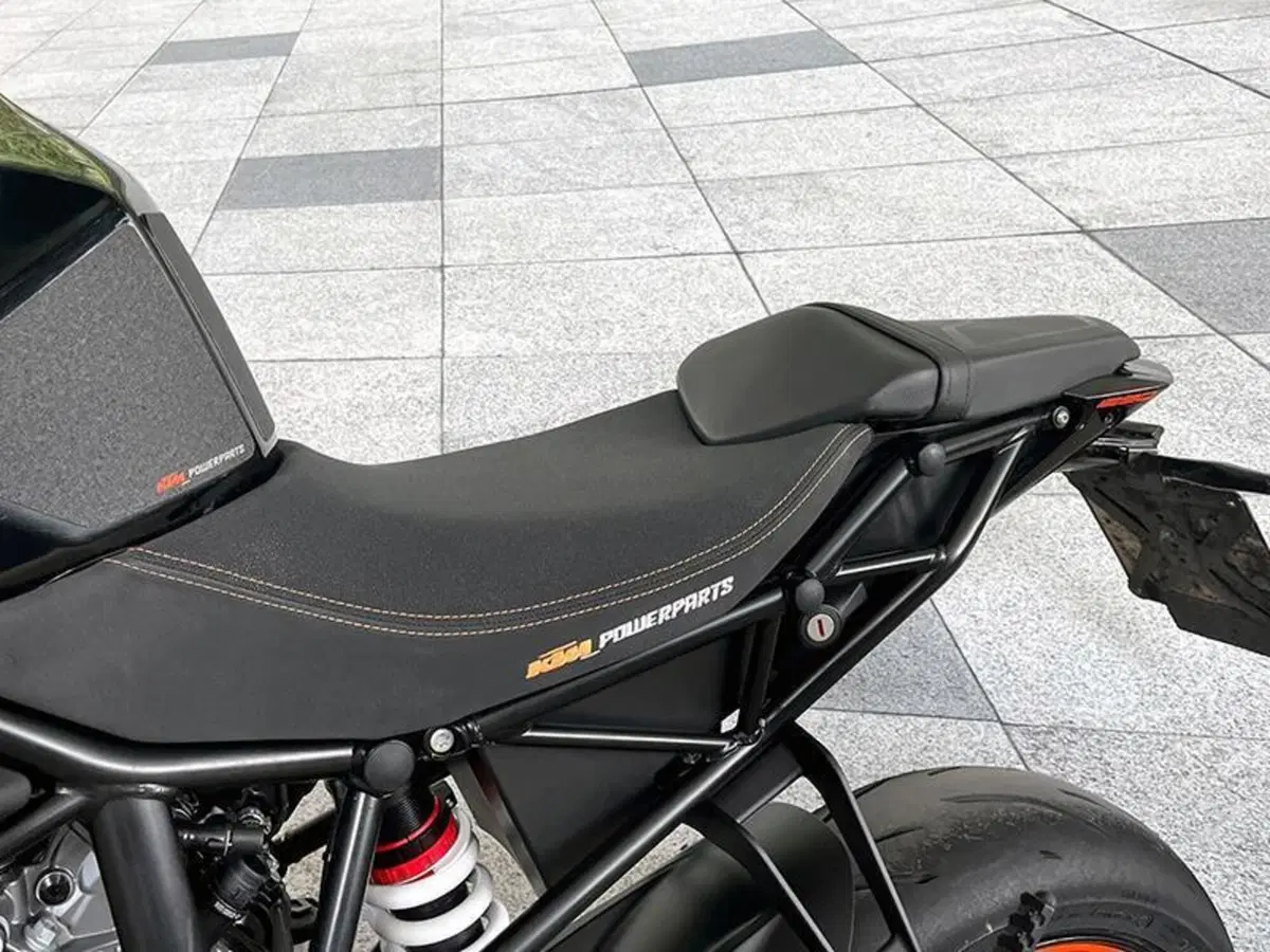 KTM 1290 Super Duke R (2019) (9)