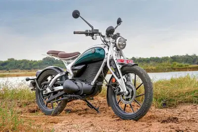 Royal Enfield spinge sull'elettrico, ma il cuore resta (ancora) termico