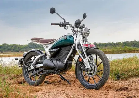 Royal Enfield spinge sull'elettrico, ma il cuore resta (ancora) termico