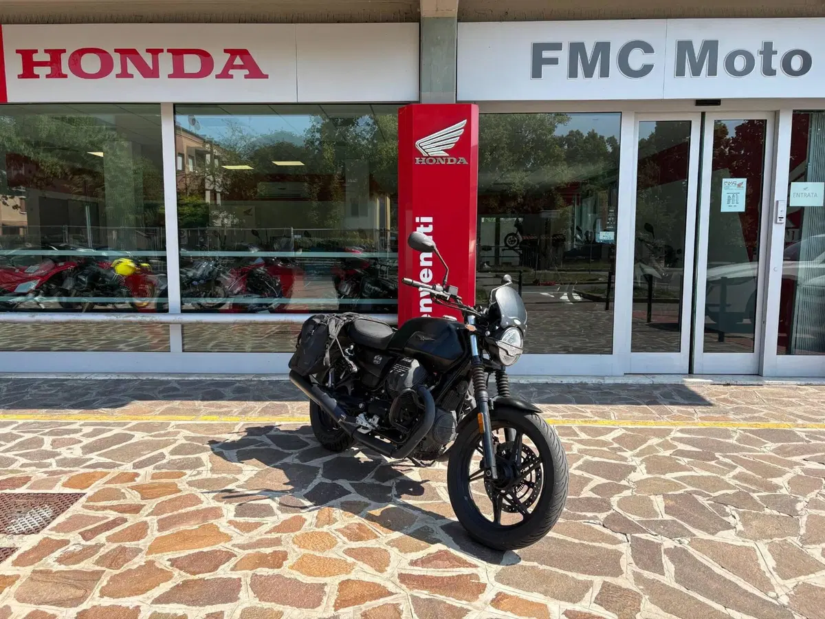 Moto Guzzi V7 Stone (2021 - 24)