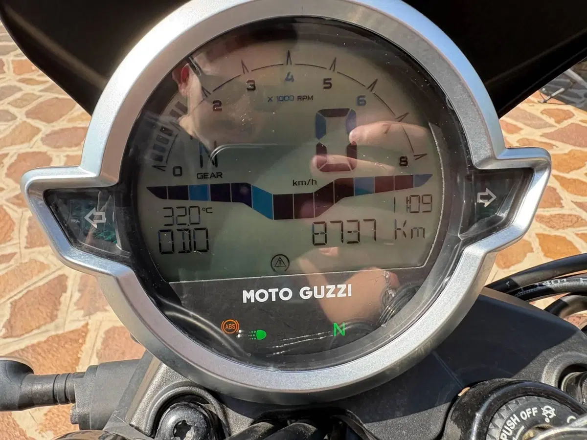 Moto Guzzi V7 Stone (2021 - 24) (2)